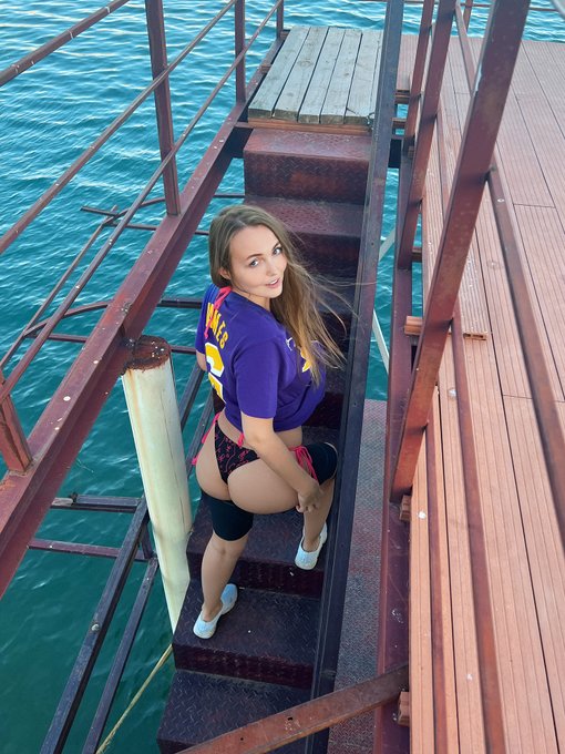 I'm showing you my ass for the sake of your good mood🥰Have a nice day!😙💋 https://t.co/gpZVdclL94