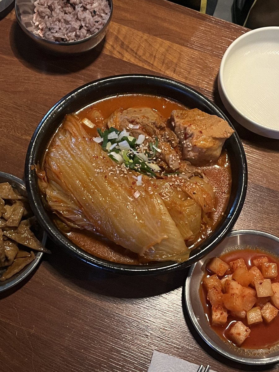 jalmukkk's tweet photo. 📍종로 혜화 “혜화도담”

인근학교 경제학과 친구픽 맛집이었다.
김치찜 돼지고기 진짜 야들야들하니 넘 맛났고, 흑미밥(밥 무한리필이었음)과 김치 깍두기 오뎅볶음 간의 조화가 엄청 나서 친구에게 고맙다고 했다..
바삭한 파전에 막걸리 딱 한 잔 먹었는데,
진짜 굿굿 이었음. https://t.co/4r4OQWae1B