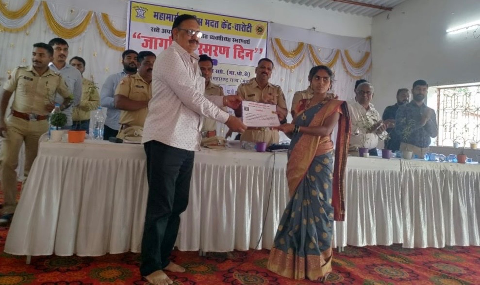 HspThane's tweet photo. जागतिक स्मरण दिन निमित्ताने म. पो.म. केंद्र चारोटी तर्फे अपघातातील बळींना श्रद्धांजली देऊन अपघातग्रस्त व कुटुंबीयांना कायदेशीर मार्गदर्शन करण्यात आले. यावेळी मृत्युंजय दूतांचाही सत्कार करण्यात आला व सर्व उपस्थितांनी सदैव "रस्ता सुरक्षेचे नियम" पाळण्याची शपथ घेतली.
#WDoR2023
#HSP https://t.co/Ih9uxnDewG