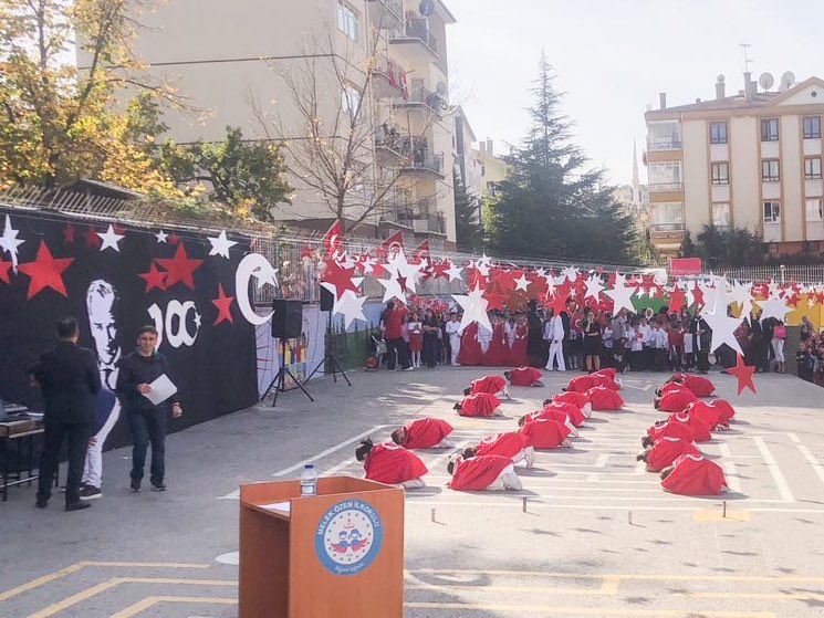 furkancerkes's tweet photo. Ankara Keçiören Melek Özen İlkokulu’nda yapılan 29 Ekim törenlerinde çocukların Atatürk fotoğrafına secde ettirildiği görüntüleri bir takipçim bana ulaştırdı.

Milli Eğitim Bakanlığımız tarafından bu rezaletten sorumlu olanların derhal görevlerinden ihraç edilmesi gerekir. https://t.co/wxuHv06HzE