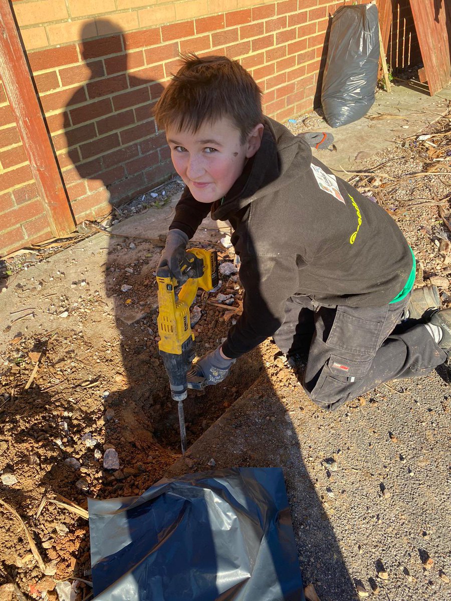 Seeder_Wood's tweet photo. Boys helping to renew a fence today… think they made need to set up a subsidiary company… ‘Seeder Wood Contracting Services’ #Alex11 #Tomas9 #WorkHard #PracticalSkills https://t.co/nKV0dD1Iuh