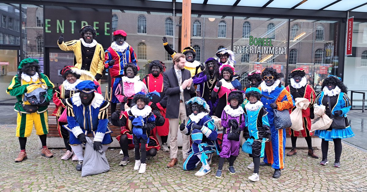 Prachtig! Na de geweldige overwinning van de #PVV gaan Zwarte Pieten in Overijssel weer massaal de straat op!

Deze kanjers gaan vandaag de kinderen in Deventer blij maken! ❤️