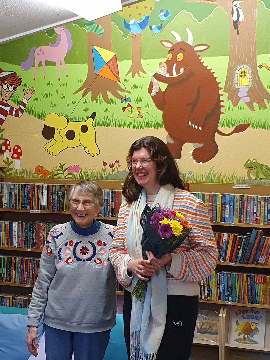 delphlibrary's tweet image. The fantastic mural here is now finished! Can you pick out the characters from stories? Meet the artist, Beth, receiving flowers.
#artists #community #library