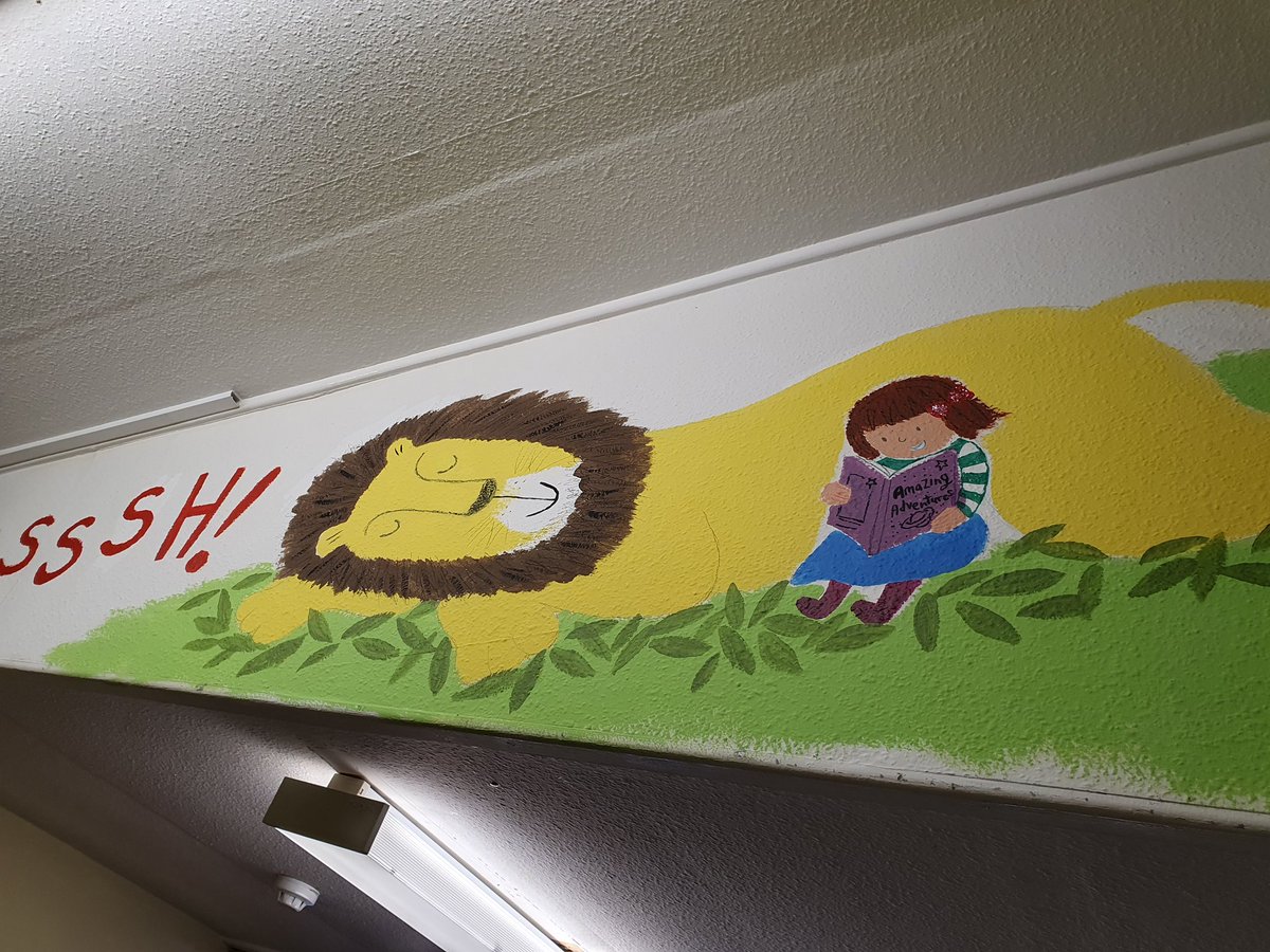 delphlibrary's tweet image. The fantastic mural here is now finished! Can you pick out the characters from stories? Meet the artist, Beth, receiving flowers.
#artists #community #library
