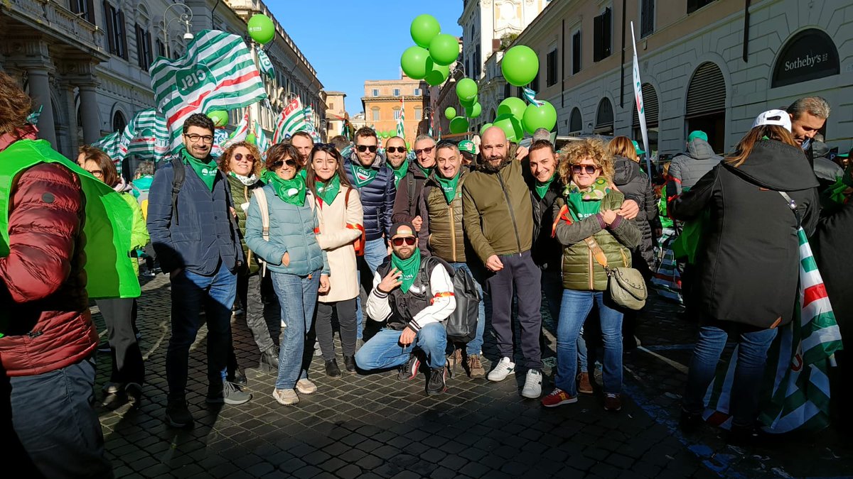 Tanta Cisl Area metropolitana bolognese, oggi, a Roma, in piazza Santi Apostoli alla manifestazione nazionale `Partecipare per crescere: migliorare la Manovra, costruire un nuovo Patto sociale.