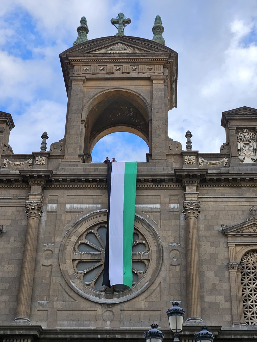 Cahora's tweet photo. 🇵🇸🇵🇸Unos activistas despliegan una bandera de palestina en la fachada de la catedral de Canarias https://t.co/edidcX4oFX  #Canarias #Palestina https://t.co/kOmycEin3a