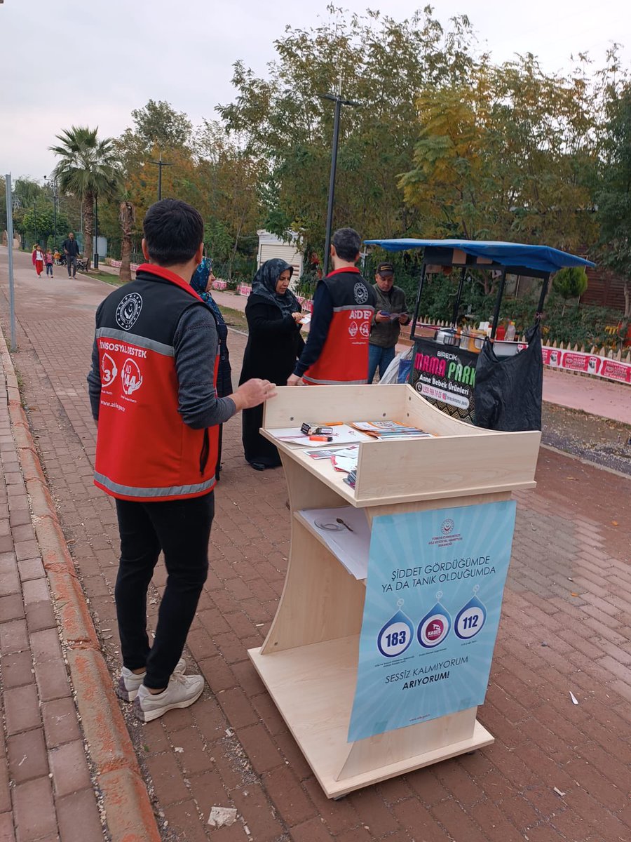 "25 Kasım Kadına Yönelik Şiddete Karşı Uluslararası Mücadele Günü” etkinlikleri kapsamında farkındalık oluşturmak amacıyla Müdürlüğümüzce, Fırat Nehri Sahil Yolunda farkındalık standı açarak vatandaşlarımıza broşür dağıtımı gerçekleştirdik.
<a href="/huseyinsert63/">Hüseyin SERT</a> <a href="/birecikkaymakam/">T.C. Birecik Kaymakamlığı 🇹🇷</a>