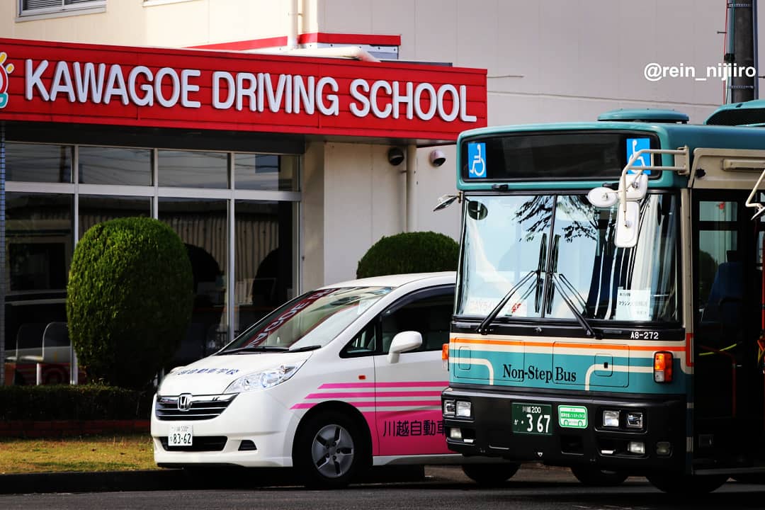 小江戸川越マラソン特送バス待機場の自動車教習所 例年なら道路側に