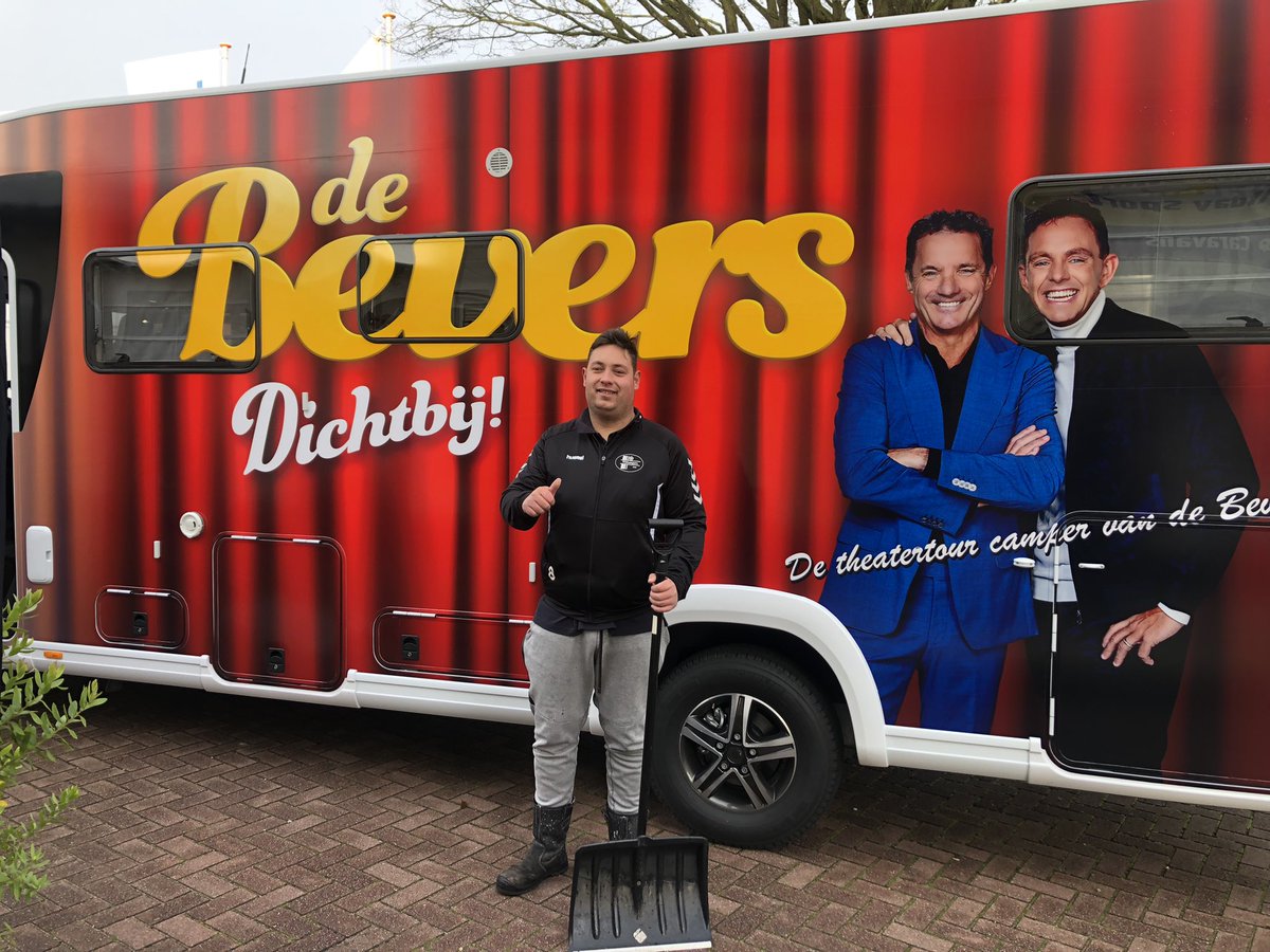 Kom dit weekend op de foto met de camper van De Bevers. Geniet van een heerlijke oliebol, warme chocolademelk met slagroom of gluhwein. Vandaag geopend tot 19.00 uur. Zondag 26/11 van 11.00-17.00 uur #lochem #drente #debevers #koopzondag