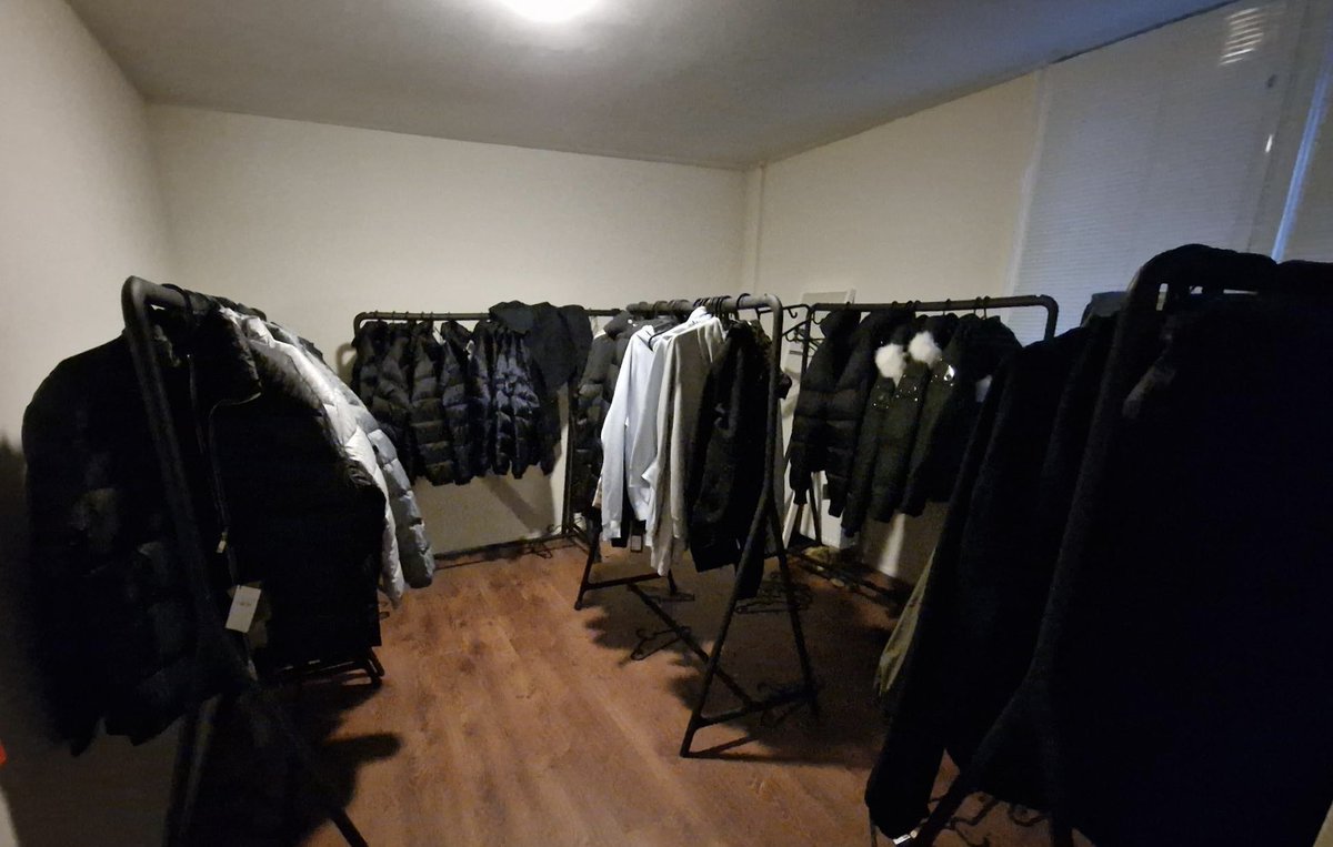 Interventieteam Ondermijning trof donderdag een professioneel opgezette winkel in namaak merkkleding aan in een bedrijfspand aan de Nieuw-Mathenesserstraat. Honderden producten in beslag genomen door de politie, pand door burgemeester gesloten. Diverse merken doen aangifte.