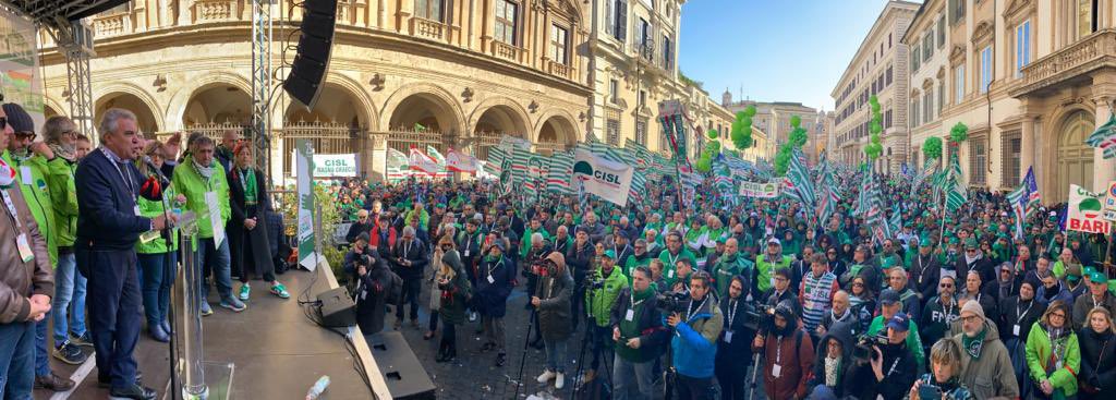 CislNazionale's tweet photo. “E siamo qui oggi in nome di milioni di lavoratori, pensionati, giovani, famiglie, migranti, precari, disoccupati che hanno affrontato e stanno affrontando stagioni dure e pesanti per la caduta dei redditi e per una condizione sociale difficile e proprio per questo hanno ancora più bisogno di noi”: #LuigiSbarra a #PartecipareXCrescere