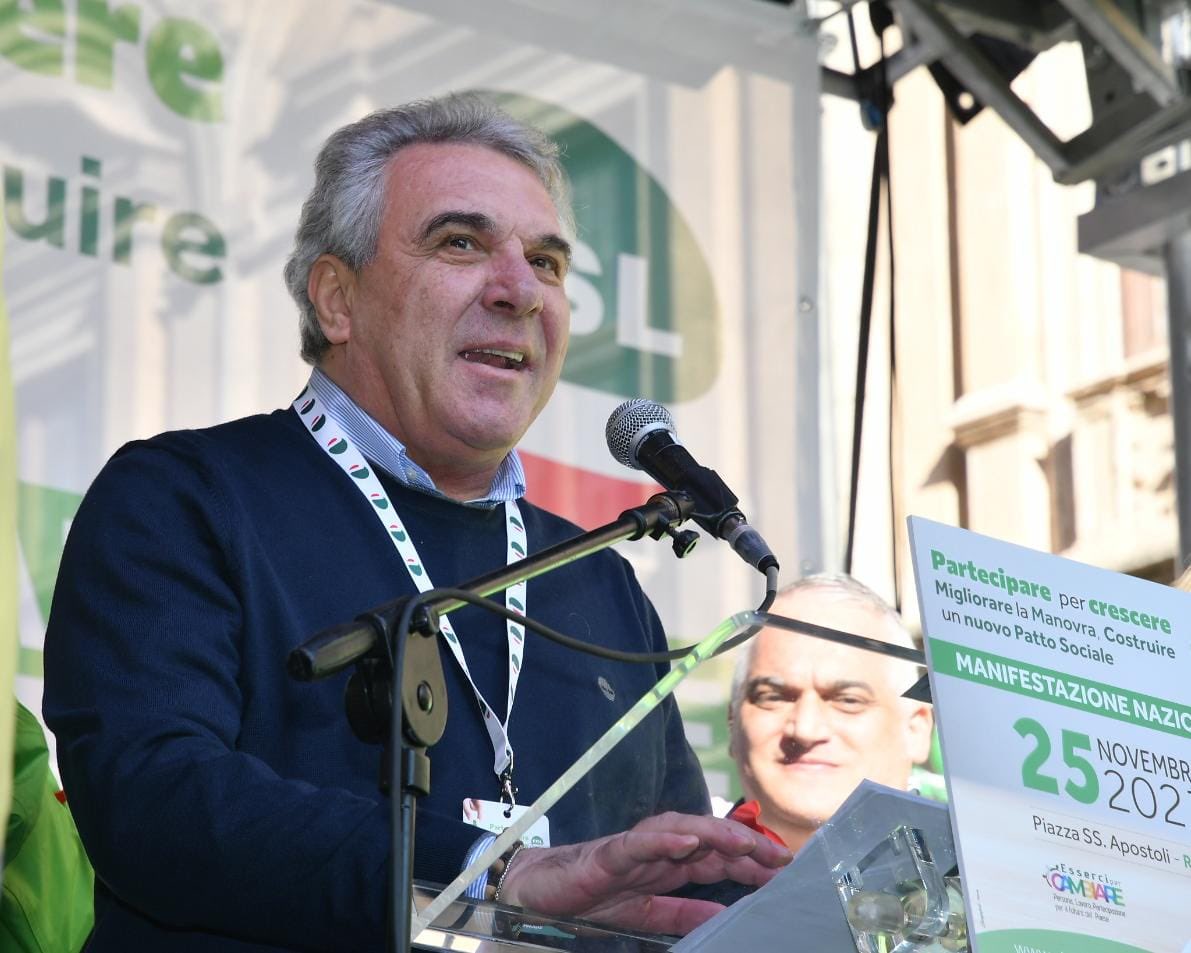 CislNazionale's tweet photo. “E siamo qui oggi in nome di milioni di lavoratori, pensionati, giovani, famiglie, migranti, precari, disoccupati che hanno affrontato e stanno affrontando stagioni dure e pesanti per la caduta dei redditi e per una condizione sociale difficile e proprio per questo hanno ancora più bisogno di noi”: #LuigiSbarra a #PartecipareXCrescere