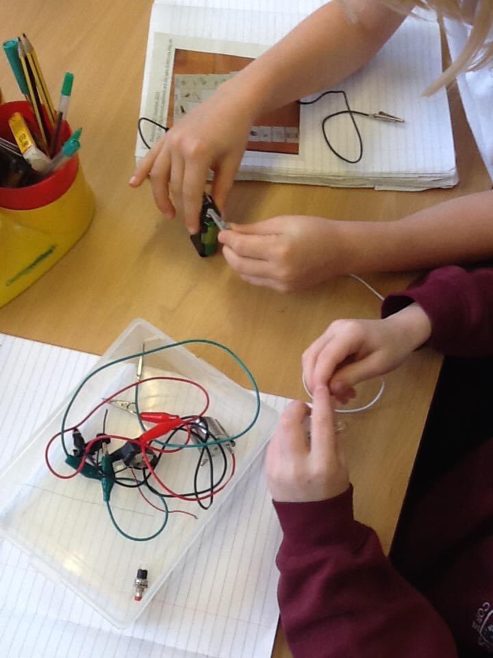 ⚡️⚡️Year 3 have started their new Science topic on electricity! Today, Sea Otter class made a circuit to light a light bulb. They then experimented with different materials to see if they were conductors or insulators! They loved it! ⚡️⚡️