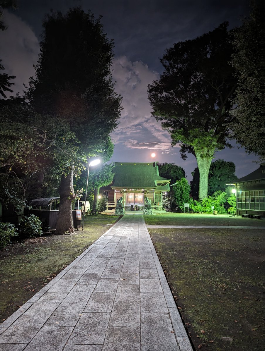 my_japan_travel's tweet photo. The moon shines beautifully tonight, casting a serene glow over the shrine. The combination of the moonlit shrine creates a truly enchanting atmosphere.
ๆใ็ถบ้บใงใใญใๅคใฎ็ฅ็คพใจใฎ็ตใฟๅใใใฏใใจใฆใใใ้ฐๅฒๆฐใงใใ
#TravelJapan
#JapanByNight
#CulturalBeauty https://t.co/5S7d3FdEE4