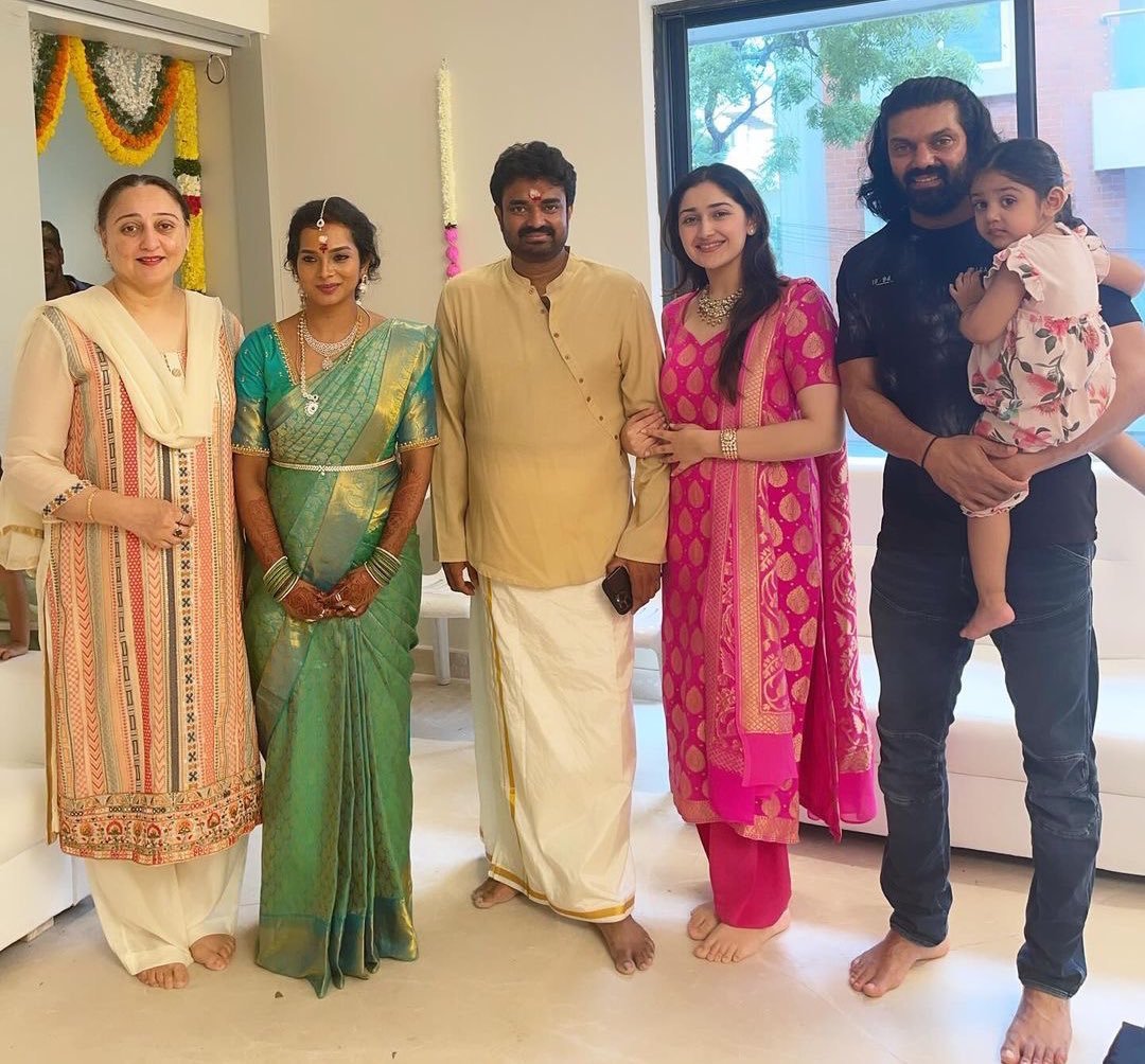 cineulagam's tweet photo. Actor Arya &amp; Sayyeshaa at AL Vijay’s house warming function ✨ 

@arya_offl #Sayeesha #ALVijay #Arya #celebrity #celebrityclick #cineulagam https://t.co/aNMZiCzy3u