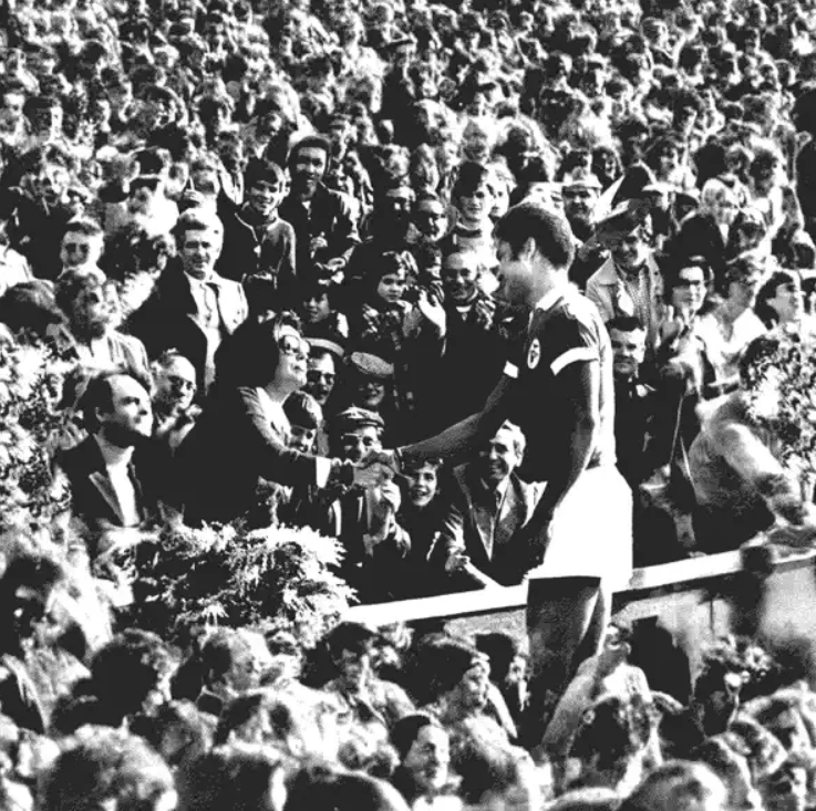 Sobre a capa de 'Afro Fado' de Sow J: no início de 74, cerca de 2 meses antes do 25 de Abril, o realizador francês Nicolas Ribowski encenou no Estádio da Luz um encontro público entre Amália Rodrigues e Eusébio 🧵