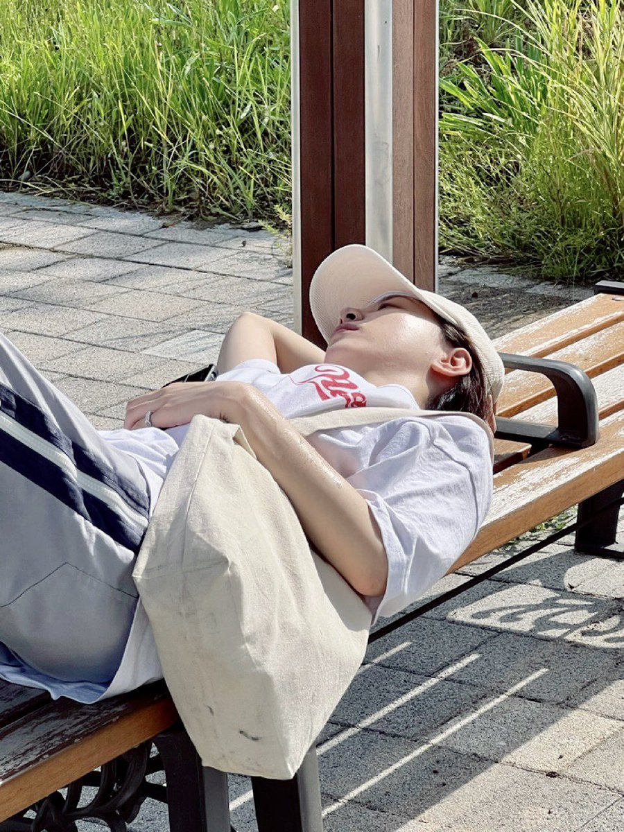 FLUFFYSNOWWW's tweet photo. [‘어떤 밤’ 뮤비 폰카 털기 1🤳✨]

로케 헌팅 날의 기록이에요! 을지로입구, 세운상가 등등 서울 구석구석 촬영하기 적합한 장소를 열심히 물색했죠🏃‍♀️ 뮤비를 보신 분들은 사진 속 장소가 어디인지 눈치채시겠지요?☺️🩶

#플러피스노우 #FluffySnow #어떤밤 #SomeNights
#뮤직비디오촬영 #비하인드컷 https://t.co/FevACDoFuA