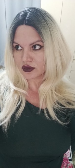 Bom dia, gente passando pra lembrar que hoje as 20h tem live na Twitch: LaraMistress 💋 https://t.co/<a href="/tag/selfie"class="tags"><span>#selfie</span></a><a href="/tag/gamergirl"class="tags"><span>#gamergirl</span></a><a href="/tag/retrogamer"class="tags"><span>#retrogamer</span></a><a href="/tag/streamer"class="tags"><span>#streamer</span></a>