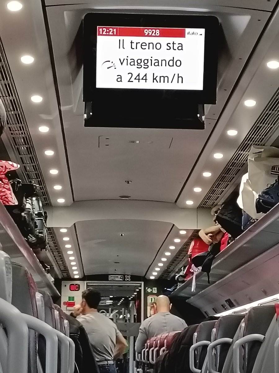 VCacciarella's tweet image. Anche se questo è Italo treno
senza pretese, senza pretese
non disdegna di far viaggiare chi è cognato e anche un po' ferroviere
#propagandatop