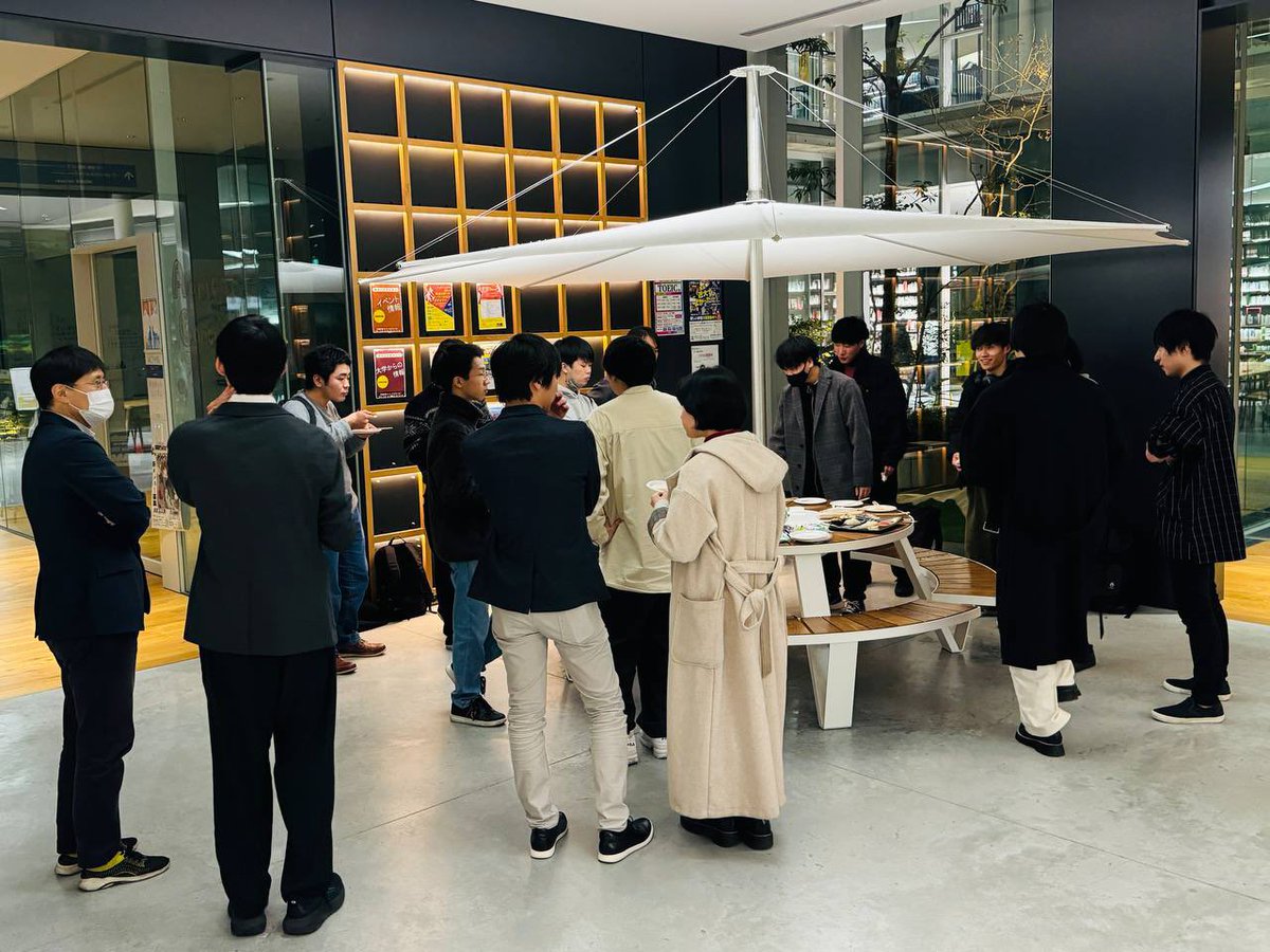 IOSToken_jp's tweet photo. Web3産学教育ハッカソン #HIVEHack、2日目の様子です!
本日は
・bunzzの伊藤様、エバーシステムの白濱様(元近大院生)のブロックチェーン講義
・学生とWeb3産業界の方々との交流(それを踏まえたプロダクト開発)
が主に行われました!
本取り組みを通じてWeb3に関心を持つ人が増えることを願います✨ https://t.co/5CDuFbn0r4