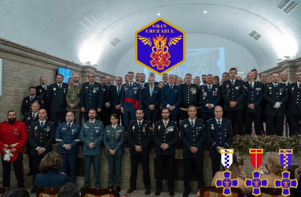 🚨 Orgulloso de ver a  <a href="/DanielArroyoF/">Daniel.A.</a> condecorado con la Cruz Azul #Emergencias. 

Toda una vida dedicada a la Formación. 

➡️ #BomberosCM 

➡️ #Instructor 👇 👮‍♀️👮#Seguridad,#Defensa.

➡️ Trabajador de #ASEM112

#CSIF <a href="/CarlosNovilloPi/">Carlos Novillo Piris</a> <a href="/IdiazAyuso/">Isabel Díaz Ayuso</a> <a href="/112cmadrid/">112 Comunidad de Madrid</a> #Policia #CNP #ENPC.