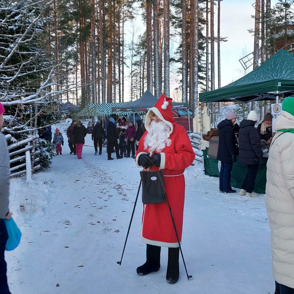 Joulupukki valitsi viikonlopun lukuisista tapahtumista Janakkalan joulunavauksen Laurinmäellä. Klo 15 kiipeää lavalle Loiskis jouluisen konsertin kera. Tervetuloa.