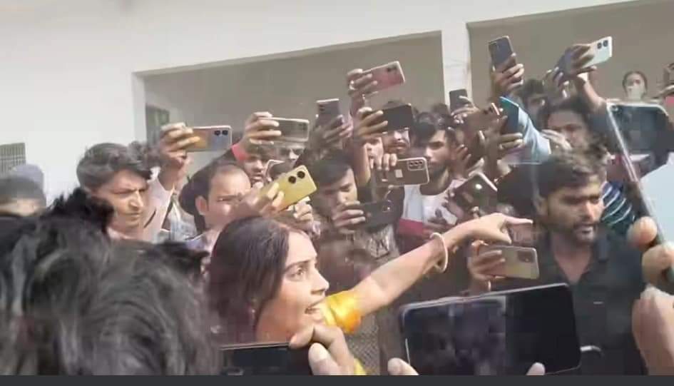 बेरोज़गारी के आगे कौन पत्रकार कौन यूट्यूबर ये तक अंतर करना मुश्किल हो गया है । 
बिहार में बढ़ती यूट्यूब जनसंख्या की ये तस्वीर 

#bihar #biharyoutuber