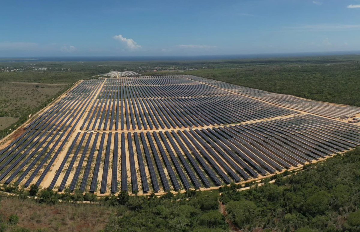 El Embajador participó ayer en la inauguración de las plantas fotovoltaicas Cumayasa 1 y 2 de la empresa🇪🇦 #Ecoener, con el Presidente <a href="/luisabinader/">Luis Abinader</a>, <a href="/energiayminasrd/">Ministerio de Energía y Minas</a> y <a href="/CNE_RD/">Comisión Nacional de Energía</a>

➡️ Potencia instalada conjunta de 97 MW
➡️ Energía limpia♻️ para abastecer anualmente a 48.000 hogares