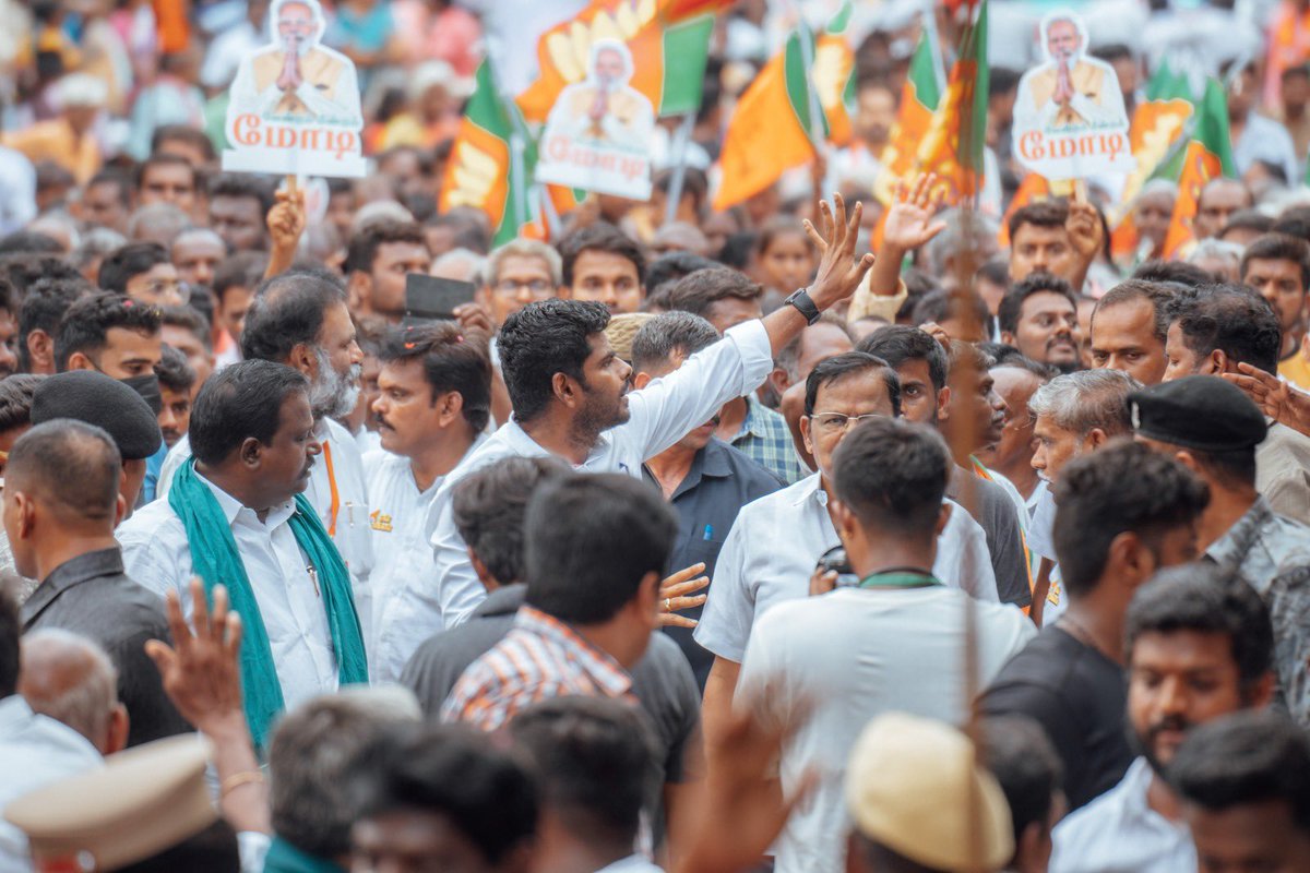annamalai_k's tweet photo. வறுமையை ஒழித்து, ஏழை மக்களின் வாழ்க்கைத் தரத்தை உயர்த்த வேண்டிய திமுக அரசு, சாதாரண ஏழை எளிய குழந்தைகளுக்கும் மருத்துவக் கல்விக்கான வாய்ப்புகளை வழங்கும் நீட் தேர்வை ஒழிப்போம் என்றும், சனாதன தர்மத்தை ஒழிப்போம் என்றும் மடைமாற்றும் செயல்களில் ஈடுபட்டு வருகிறது. விலைவாசி உயர்வு, மின் கட்டண உயர்வு உள்ளிட்ட மக்கள் பிரச்சினைகள் எதுவும் தெரியாமல், பொம்மை முதலமைச்சராக இருக்கிறார் திரு. ஸ்டாலின் 

திமுகவினரின் மணல் கடத்தலை தடுக்க வந்த துறையூர் வருவாய் ஆய்வாளரை, திமுக ஊராட்சித் தலைவரே ஆயுதங்களால் கடுமையாகத் தாக்கியது, தூத்துக்குடி கிராம நிர்வாக அலுவலர் அவரது அலுவலகத்திலேயே கொலை செய்யப்பட்டது என, தமிழகம் முழுவதும், மணல் கொள்ளை தொடர்கிறது. ஆனால் மணல் கடத்தல் தொடர்பான விசாரணைக்கு அரசு அலுவலர்களை அமலாக்கத்துறை அதிகாரிகள் அழைத்தால், திமுக அரசு பதறுகிறது.(2/6)