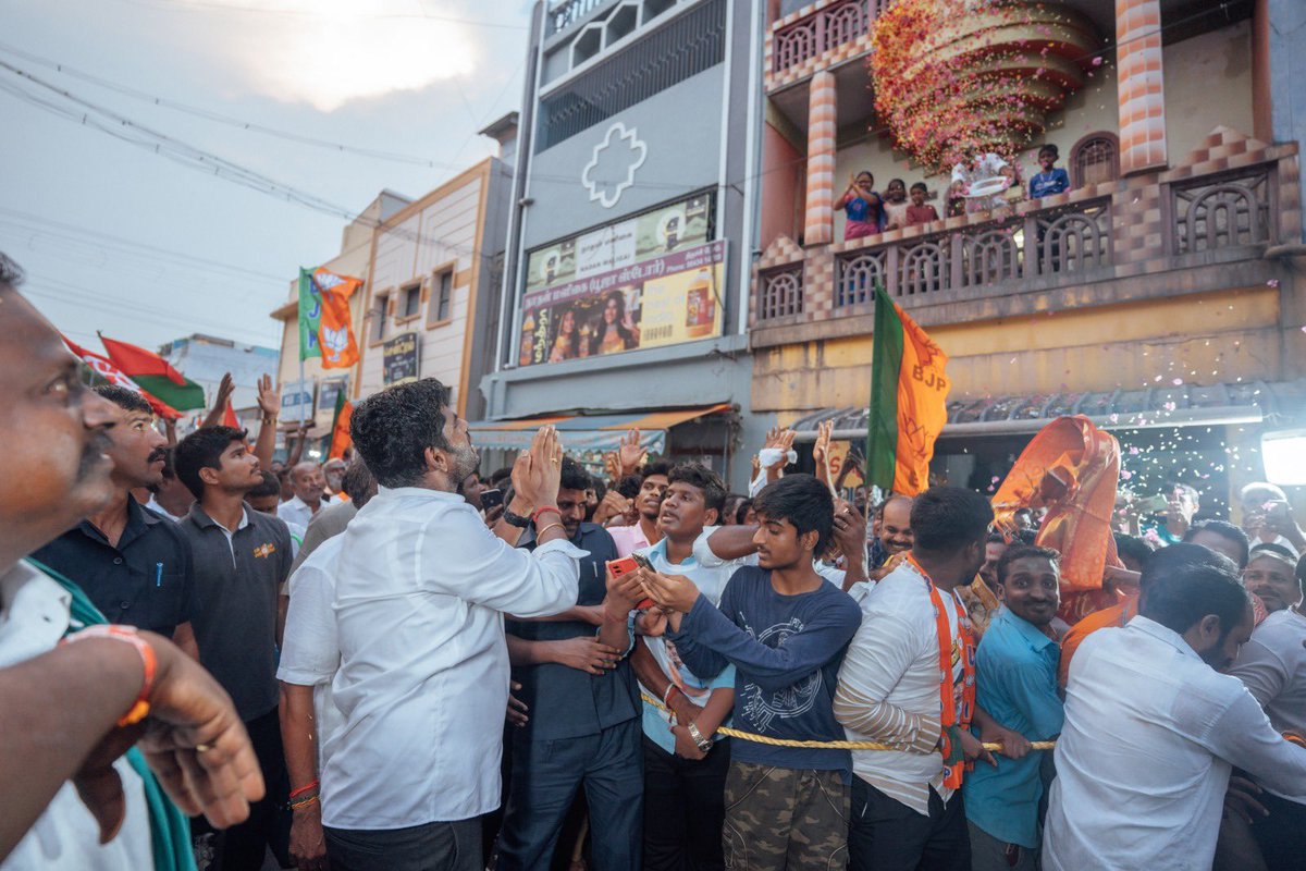 annamalai_k's tweet photo. மாண்புமிகு பாரதப் பிரதமர் திரு @narendramodi அவர்கள் ஆட்சியில், நெல்லுக்கு குறைந்தபட்ச ஆதார விலை கடந்த 9 ஆண்டுகளில் 67 சதவீதம் உயர்ந்துள்ளது. 2013-14 ஆம் ஆண்டு ஒரு குவிண்டாலுக்கு 1310 ரூபாயாக இருந்த கொள்முதல் விலை தற்போது ஒரு குவிண்டாலுக்கு 2183 ரூபாயாக உயர்ந்துள்ளது. தமிழகத்தில் 46 லட்ச விவசாயிகளுக்கு வருடம் 6000 ரூபாய் வழங்கப்பட்டுள்ளது. கடந்த 4 ஆண்டுகளில் 18.8 லட்சம் விவசாயிகளுக்கு பிரதம மந்திரி கிசான் கடன் அட்டை வழங்கப்பட்டுள்ளது. இதன் மூலமாக கடந்த 4 ஆண்டுகளில் தமிழகத்திற்கு வழங்கப்பட்ட கடன் தொகை 48,545 கோடி ரூபாய். 100 நாள் வேலை திட்டத்தின் கீழ் தமிழகத்திற்கு வழங்கப்பட்ட நிதி 48,506 கோடி ரூபாய். தமிழகத்தில் பயிர் காப்பீடுக்கு செலவிட்ட நிதி 1231 கோடி ரூபாய்.  நீர்ப்பாசன மேம்பாட்டிற்கு மத்திய அரசு வழங்கிய நிதி 2961 கோடி ரூபாய். காவிரி நதியின் மேம்பாட்டிற்கு வழங்கிய நிதி 264 கோடி ரூபாய். (3/6)