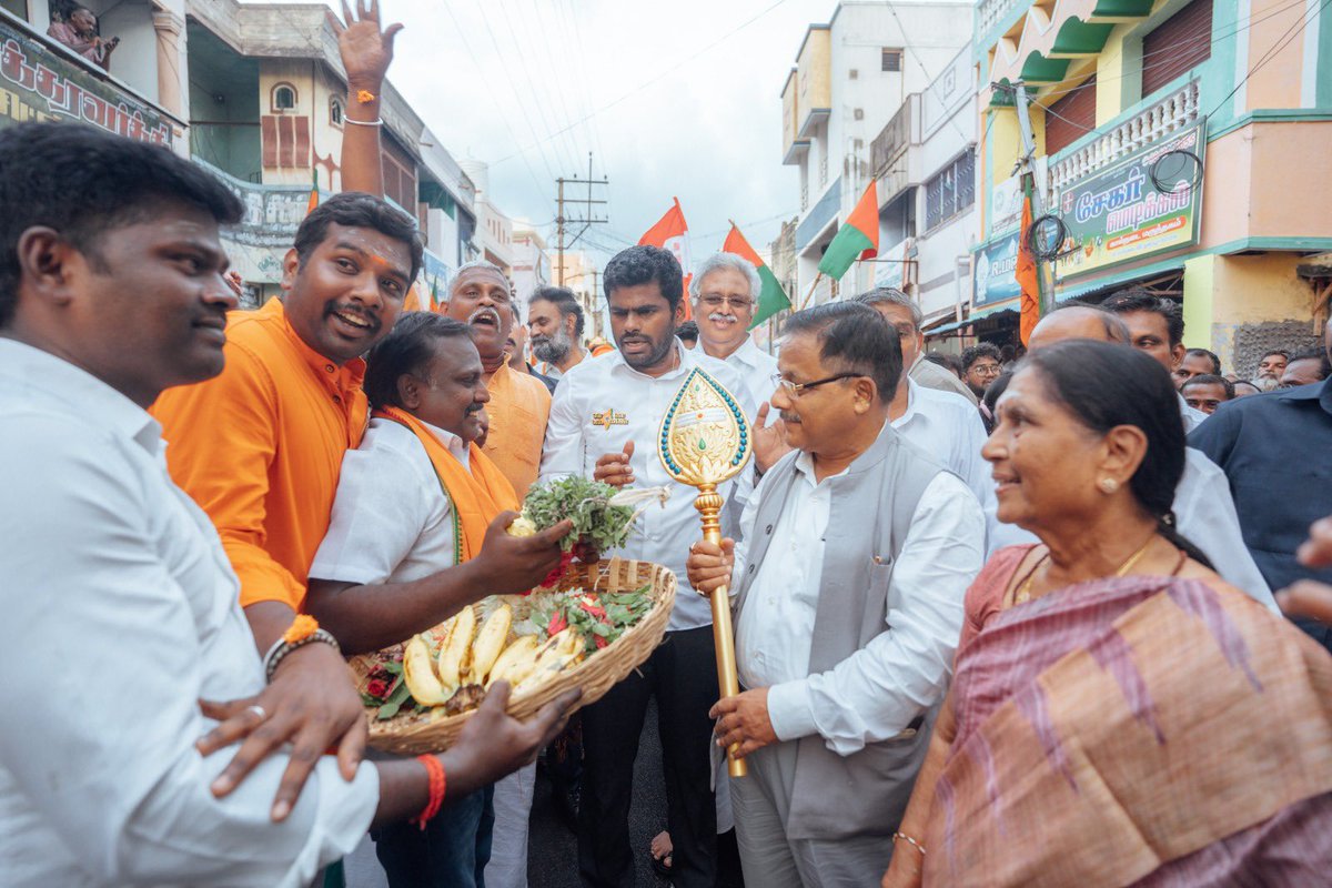 annamalai_k's tweet photo. 45 கிலோ மூட்டை யூரியா விவசாயிகளுக்கு 242 ரூபாய்க்கு நமது மத்திய அரசு வழங்குகிறது. இதன் சந்தை விலை ஒரு மூட்டைக்கு 3000 ரூபாய் ஆகும். இந்தியாவில் உள்ள அனைத்து விவசாயிகளும் மானிய விலையில் யூரியா வாங்க மத்திய அரசு கடந்த நான்கு ஆண்டுகளில் மட்டும் செலவிட்ட தொகை 4,24,500 கோடி ரூபாய். தமிழகத்திற்கு மட்டும் செலவிட்ட தொகை சுமார் 16,980 கோடி ரூபாய் ஆகும். தமிழகத்தில் மானிய விலையில் உரம் வாங்கி பயன்பெற்றவர்களின் மொத்த எண்ணிக்கை 27,35,187 பேர். இது மாண்புமிகு பாரதப் பிரதமர் மோடி அவர்கள் தமிழக விவசாயிகள் நலன் காக்க செய்தது. (4/6)