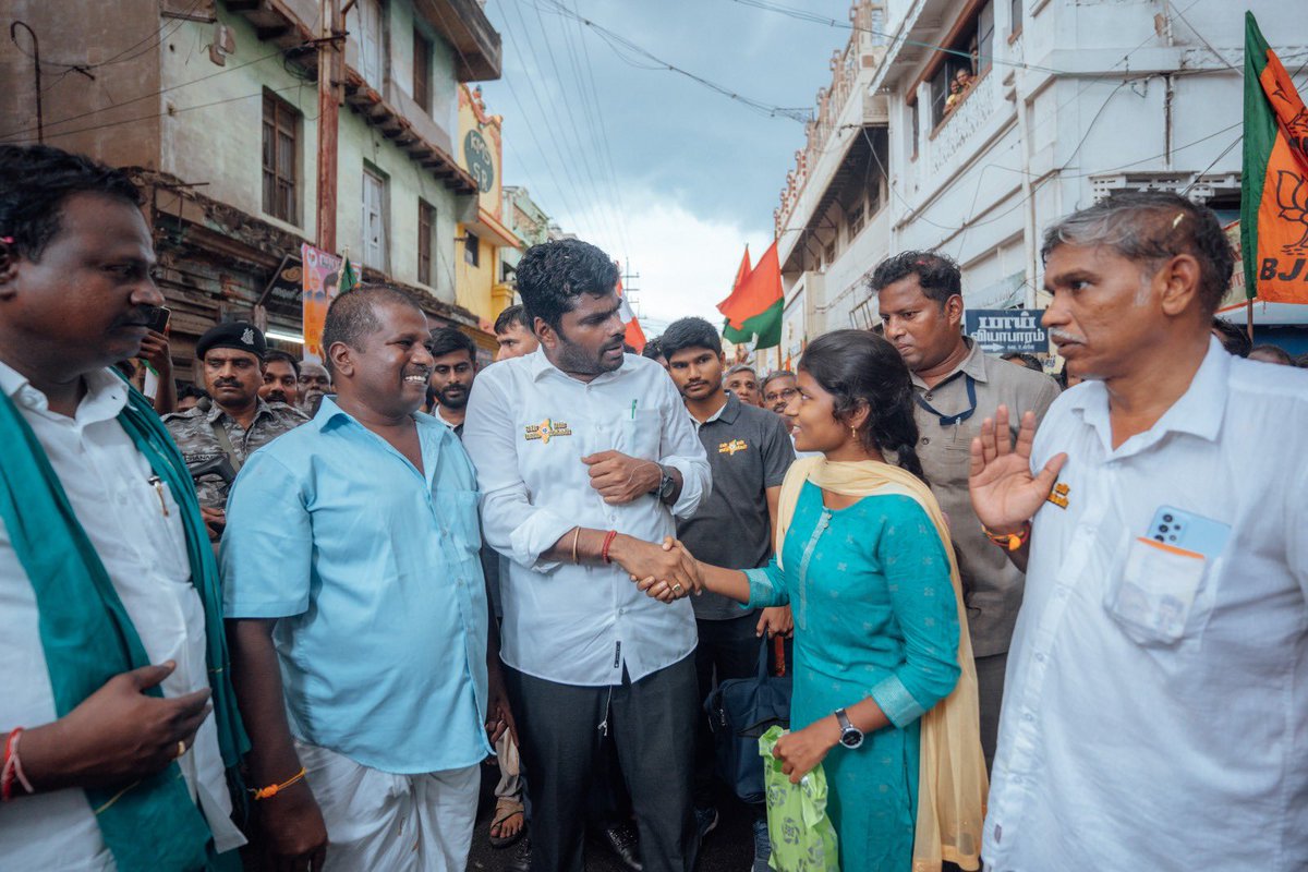 annamalai_k's tweet photo. 45 கிலோ மூட்டை யூரியா விவசாயிகளுக்கு 242 ரூபாய்க்கு நமது மத்திய அரசு வழங்குகிறது. இதன் சந்தை விலை ஒரு மூட்டைக்கு 3000 ரூபாய் ஆகும். இந்தியாவில் உள்ள அனைத்து விவசாயிகளும் மானிய விலையில் யூரியா வாங்க மத்திய அரசு கடந்த நான்கு ஆண்டுகளில் மட்டும் செலவிட்ட தொகை 4,24,500 கோடி ரூபாய். தமிழகத்திற்கு மட்டும் செலவிட்ட தொகை சுமார் 16,980 கோடி ரூபாய் ஆகும். தமிழகத்தில் மானிய விலையில் உரம் வாங்கி பயன்பெற்றவர்களின் மொத்த எண்ணிக்கை 27,35,187 பேர். இது மாண்புமிகு பாரதப் பிரதமர் மோடி அவர்கள் தமிழக விவசாயிகள் நலன் காக்க செய்தது. (4/6)