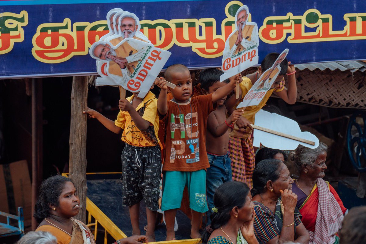 annamalai_k's tweet photo. ஆனால், திமுக தேர்தல் வாக்குறுதி எண் 43 ல், “விவசாய உற்பத்தி பாதிக்கப்படும் வகையில், விவசாயிகளின் ஒப்புதல் இல்லாமல், விளைநிலங்களை வேறு பயன்பாட்டிற்கு மாற்றுவதைத் தடுத்திட நடவடிக்கைகள் மேற்கொண்டு, விளைநிலங்களை பாதுகாக்கப்படும்.” என்று கூறியிருந்தனர். ஆனால், சமீபத்தில் திருவண்ணாமலை மாவட்டத்தில் தங்கள் விவசாய நிலத்தைக் காக்கப் போராடிய விவசாயிகள் மீது குண்டாஸ் வழக்கு பதிவு செய்தது திமுக. பாஜக போராட்டம் அறிவித்தபின்னர் தான், விவசாயிகள் மீது போடப்பட்ட குண்டாஸ் வழக்கை திமுக நிறுத்திவைத்தது.  டெல்டாகாரன் என்று சொல்வதற்கு ஸ்டாலினுக்கு எந்த தகுதியும் இல்லை. 

துறையூர் தொகுதிக்கு திமுக கொடுத்த தேர்தல் வாக்குறுதிகளான,  பாதாள சாக்கடைத் திட்டம்,  புதிய பேருந்து நிலையம்,  புறவழிச்சாலை, அரசு மருத்துவமனைகள் நவீனப்படுத்தல், சமுதாயக் கூடம், பச்சைமலையில் அதிகமாக விளையும் முந்திரி மகசூலுக்காக முந்திரி பதப்படுத்தும் தொழிற்சாலை என துறையூருக்கு கொடுத்த எந்த வாக்குறுதிகளும் திமுக நிறைவேற்றவில்லை. (5/6)