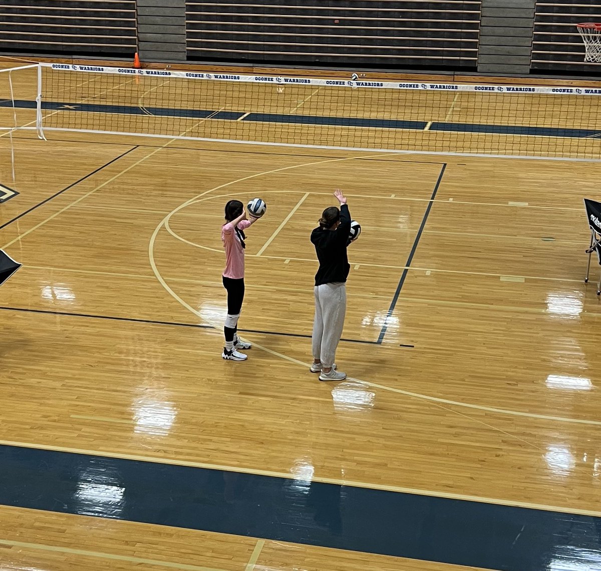 Curt_Miller30's tweet image. Proud parent moment this morning. Ava is taking up volleyball and big sis has been coaching up lil sis this week. #millergirls 🏐🏐 @OconeeVB @OliviaMillerVB