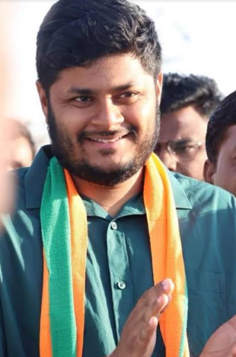 yathnalabhimani's tweet photo. ಸಕ್ರಿಯ ರಾಜಕಾರಣಕ್ಕೆ @BasanagoudaBJP ಅವರ ಪುತ್ರ
ಶ್ರೀ ರಾಮನಗೌಡ ಬಿ ಪಾಟೀಲ ಯತ್ನಾಳ 

ಬರಬೇಕು × ಬೇಡ 

ನಿಮ್ಮ ಅಭಿಪ್ರಾಯ ಏನು https://t.co/W72WbiM4Dj