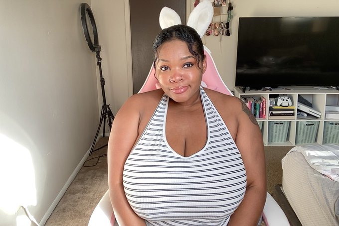 Live on Twitch modding out my sims https://t.co/HqiG0VBVHy https://t.co/7XzfvvBQPr