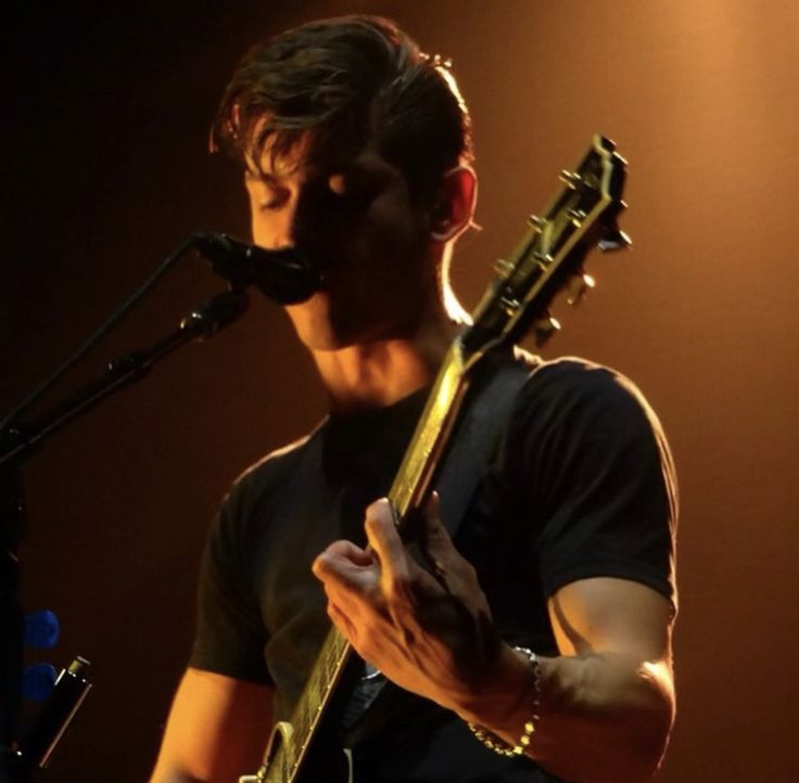 can he bring back the plain black tshirt look I'm still not over it