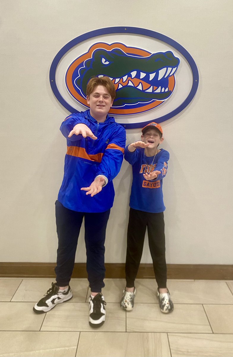 laraleader's tweet image. Wake up, it’s Game Day!! 🧡💙🐊🏈