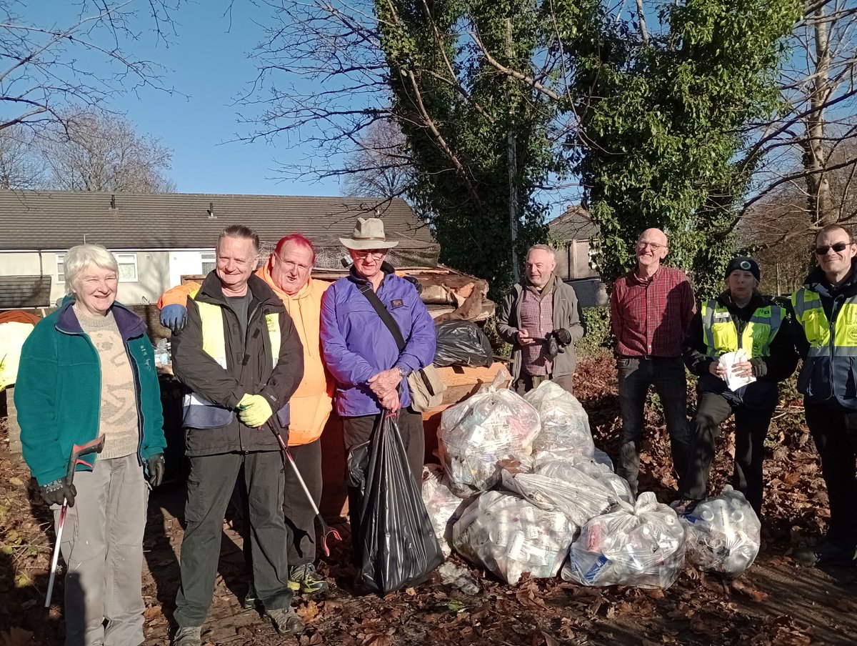 Julie27Rose's tweet photo. A lovely morning helping our sister group of our city, with litter picking π
Coffee and doughnuts received, gave us all a second windπ
Thanks to @prideinpill for making us welcome, from Newport Canal Clean-up and Litter Picking Group.
@stevepreddy
#keepingthecommunityclean https://t.co/TTMhnrxKUL