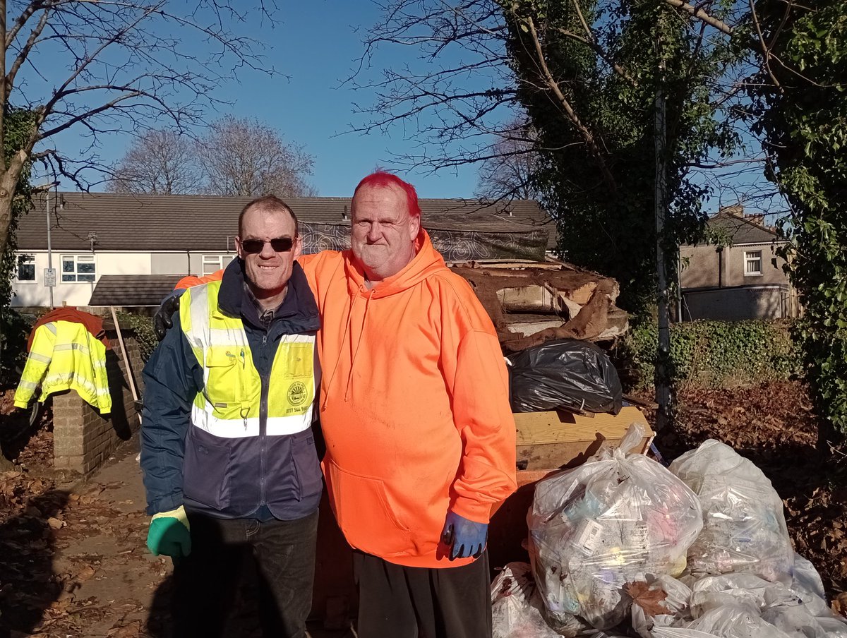 Julie27Rose's tweet photo. A lovely morning helping our sister group of our city, with litter picking π
Coffee and doughnuts received, gave us all a second windπ
Thanks to @prideinpill for making us welcome, from Newport Canal Clean-up and Litter Picking Group.
@stevepreddy
#keepingthecommunityclean https://t.co/TTMhnrxKUL