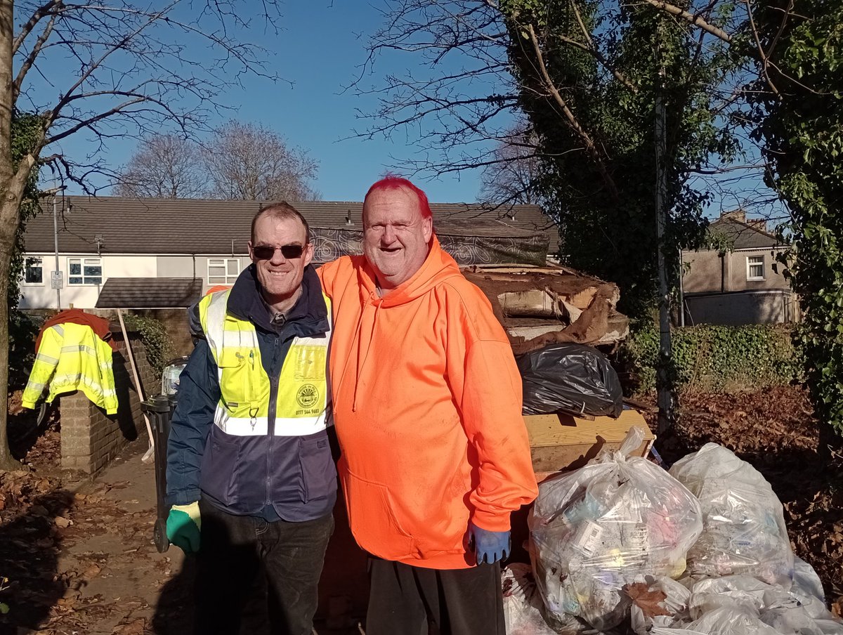 Julie27Rose's tweet photo. A lovely morning helping our sister group of our city, with litter picking π
Coffee and doughnuts received, gave us all a second windπ
Thanks to @prideinpill for making us welcome, from Newport Canal Clean-up and Litter Picking Group.
@stevepreddy
#keepingthecommunityclean https://t.co/TTMhnrxKUL