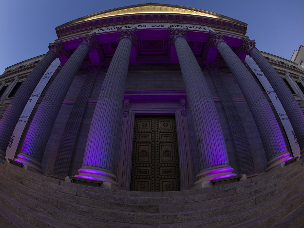 Congreso_Es's tweet photo. Iluminamos la fachada de morado💜 con motivo del 25 de noviembre. En lo que va de año, 52 mujeres han sido asesinadas a manos de sus parejas o exparejas. Desde el Congreso condenamos cualquier tipo de violencia sobre las mujeres #congreso25n #seacabó

📸: https://t.co/Eo2GpOxfqr https://t.co/ZpuU3qQwx2