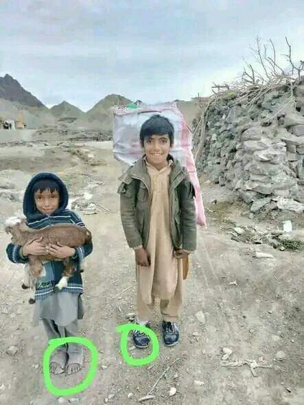 بلوچستان میں سیندک سونے کی کانوں کے قریب رہنے والا ایک بلوچ کسان جوتوں کا ایک جوڑا بھی برداشت نہیں کر سکتا جہاں سے چین روزانہ 15 کلو خالص سونا نکالتا ہے۔
 امیر بلوچستان کے غریب مالکان
#عوام_کا_قائد_عمران