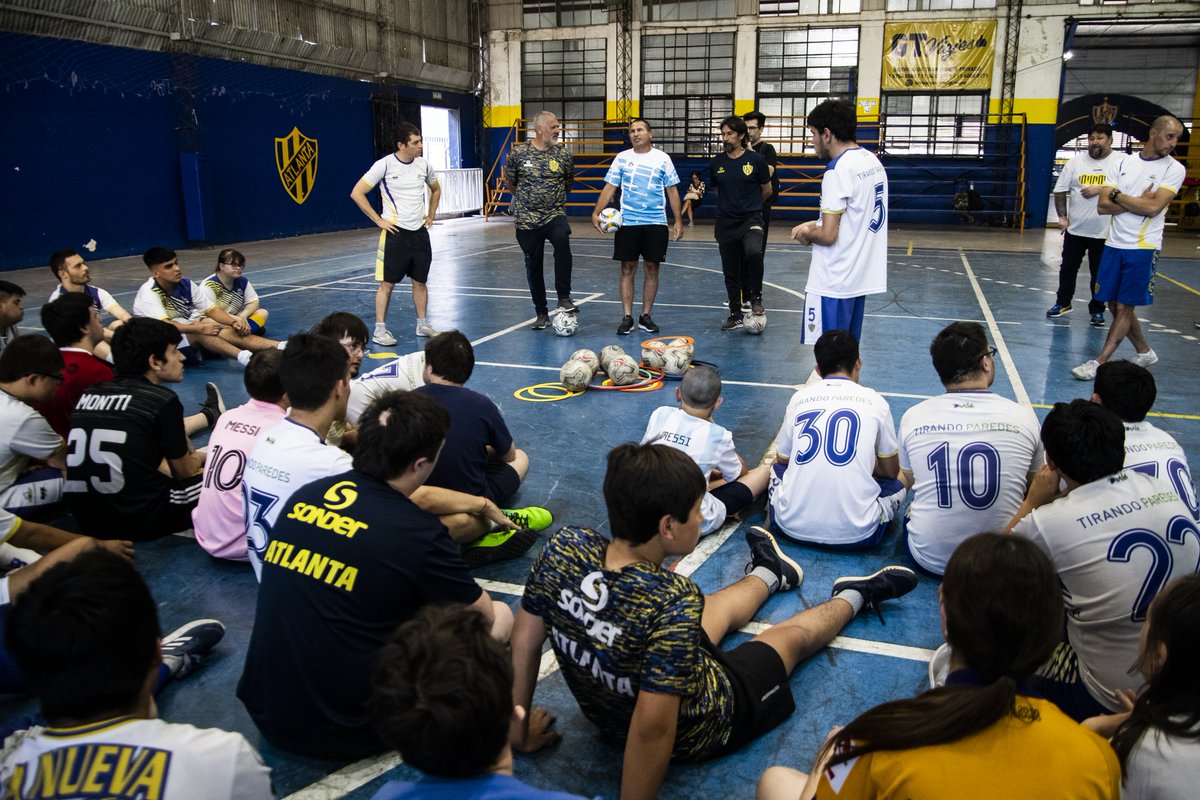 La @andiscapacidad y Silvio Velo, campeón del mundo con los Murciélagos, se juntaron con <a href="/tirandoparedesf/">Tirando Paredes</a> para realizar una clínica en la sede del Bohemio.

¡Le agradecemos a cada uno por acercarse y ser parte de una gran jornada! 🇺🇦

#ParaAdelanteAtlanta 🟡🔵