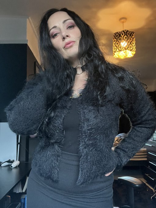 First time I&rsquo;ve gotten dressed in almost a week! This flu has been savage https://t.co/4hFRJKXUbb