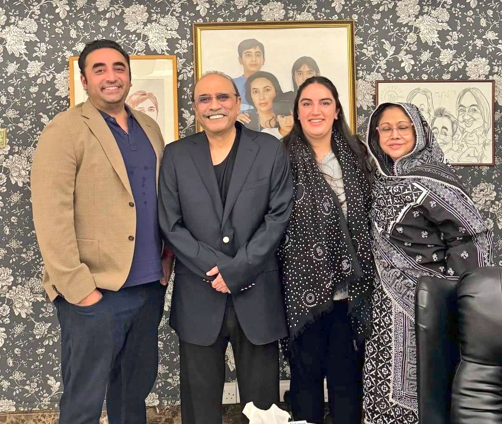 Sarmadbukhari4's tweet photo. بلاول بھٹو کی دبئی سے تازہ تصویر جاری۔۔!!

کون کہتا ہے کہ ناراض ہیں ہم ۔۔۔۔۔؟؟؟

@MediaCellPPP 
@BBhuttoZardari 
#Lahore https://t.co/c698hKv38H