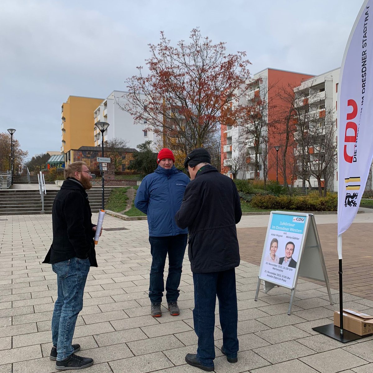 Unsere Stadträte Anke Wagner und Mirko Göhler waren heute im Polarmodus. Getreu dem Motto „Nur die Harten kommen in den Garten“, gab es zum Saisonabschluss der #Zuhörtour im #DresdnerWesten auf dem Amalie-Dietrich-Platz heiße Gespräche bei kaltem Winterwetter. #Kommunalpolitik