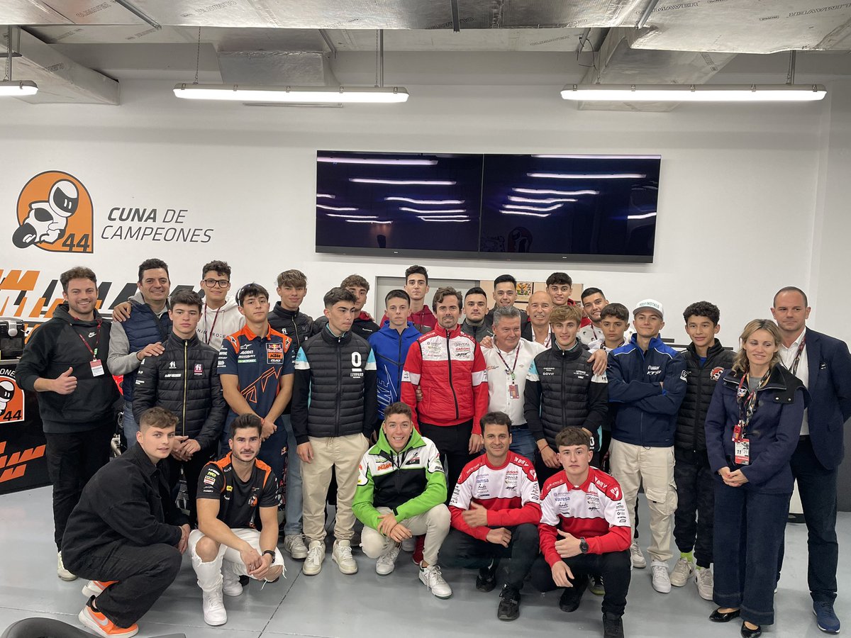 Gracias por estos 25 años dedicados al motociclismo, Julián 🧡

Hoy los #PilotosCuna y toda la familia de la Cuna de Campeones hemos homenajeado a Julián Miralles por sus 25 años formando campeones