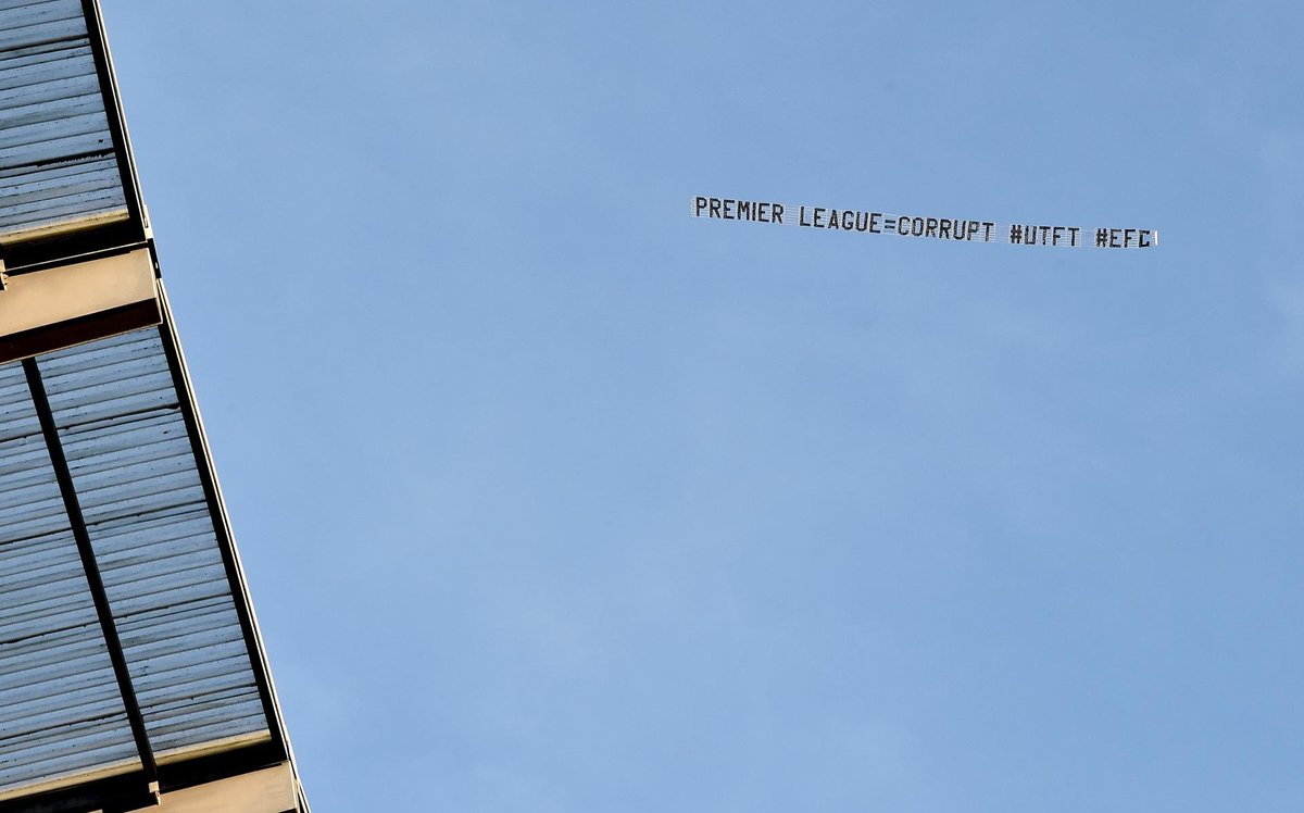 besoccer_com's tweet photo. Everton fans hired a plane to fly over the Etihad Stadium with the banner "Premier League=corruption" in protest at the Toffees' 10-point deduction ✈️ https://t.co/hPYSFfIV6P