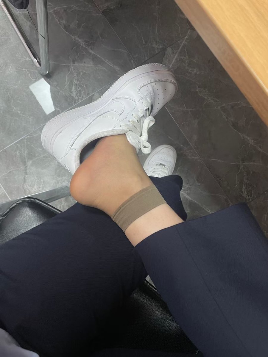 9cqfb's tweet photo. 在加班💼 突然脚好热 https://t.co/O3DAAriphU